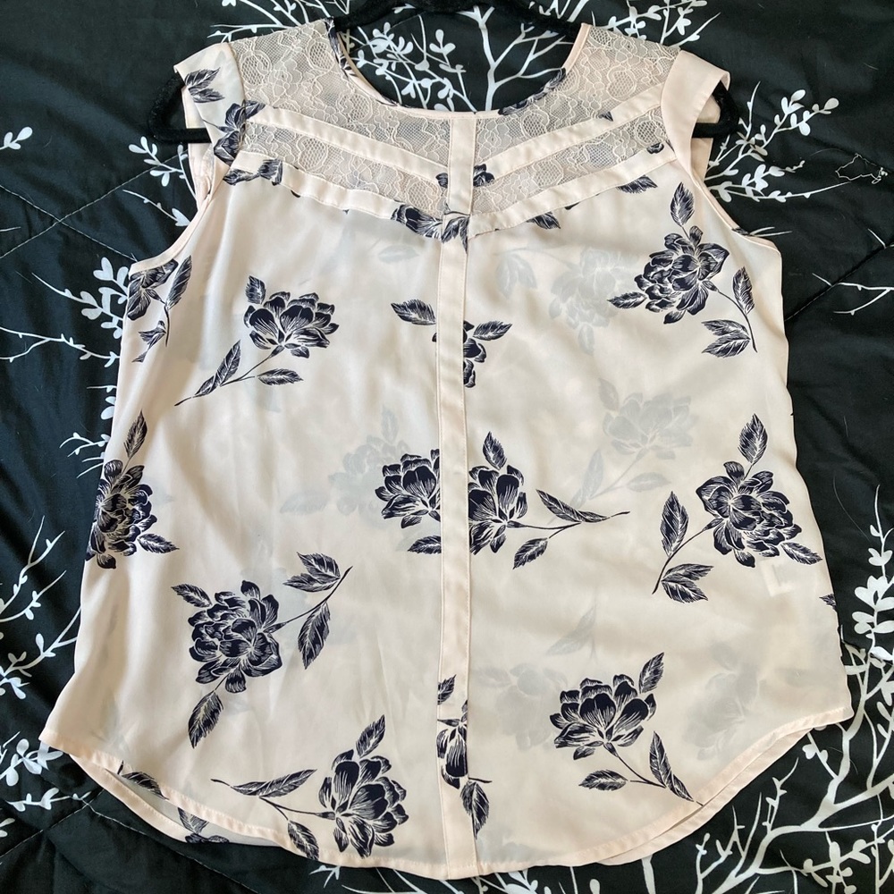 Beautiful floral blouse, women’s size medium. - Picture 6 of 12